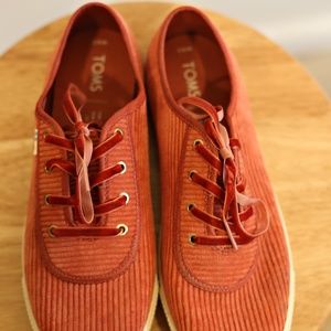 NWOT TOMS Women's Carmel Sneakers Red Lace Up Sneakers